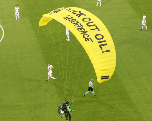 Un activista de Greenpeace da el susto en la Eurocopa