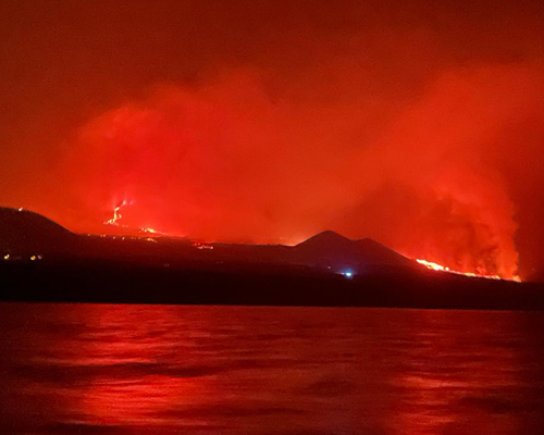 La erupción del volcán en La Palma crea un enorme delta de lava a su llegada al mar